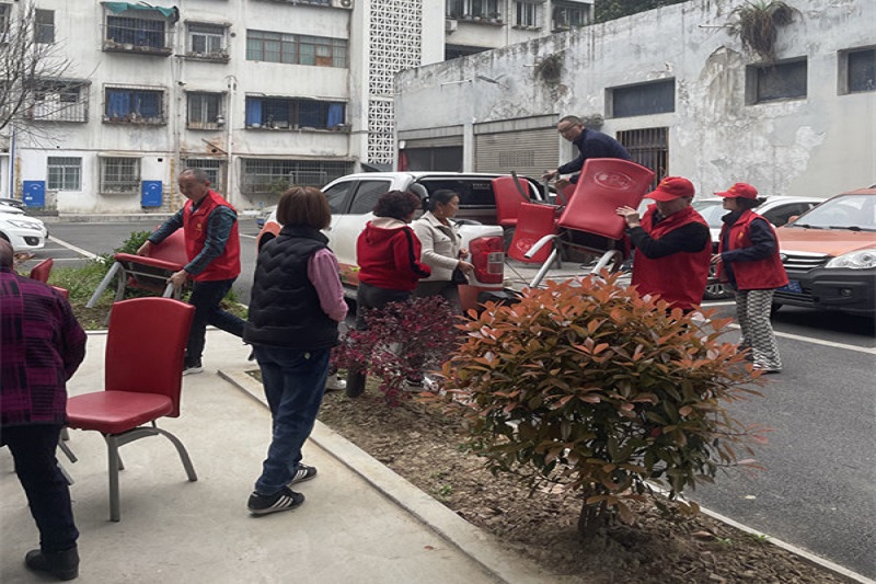 我為群眾辦實事||黨建引領(lǐng)送溫暖,愛心座椅進社區(qū)